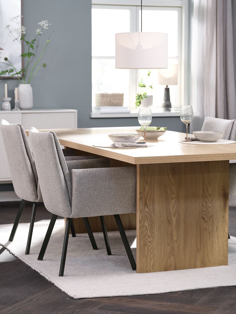 MUNKEBY L220 Tisch Eiche warm + 4 GJESING beige/schwarz
