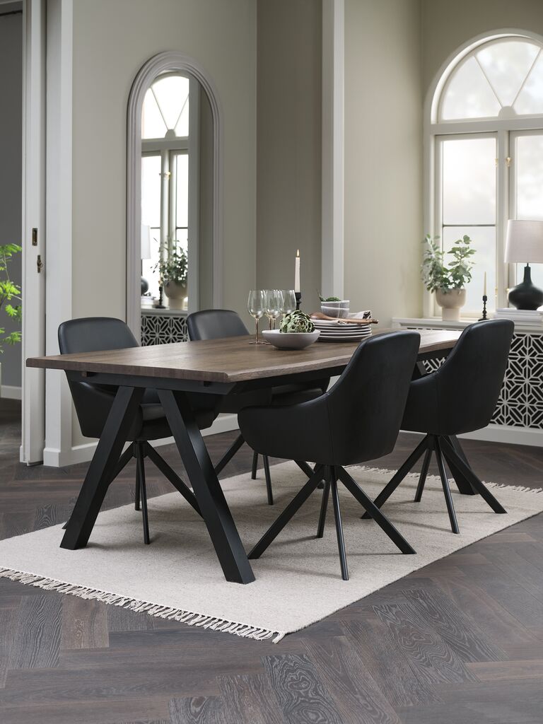 SANDBY L210 Tische Eiche dunkel + 4 ROSTRUP Stühle schwarz