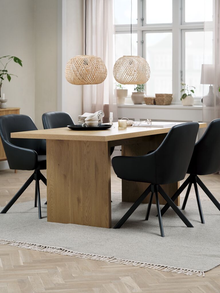 MUNKEBY L180 Tische Eiche warm + 4 ROSTRUP Stühle schwarz