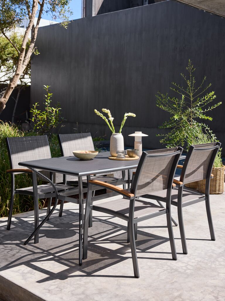 LARVIK L150 Tisch + 4 SIRDAL Stapelstühle grau
