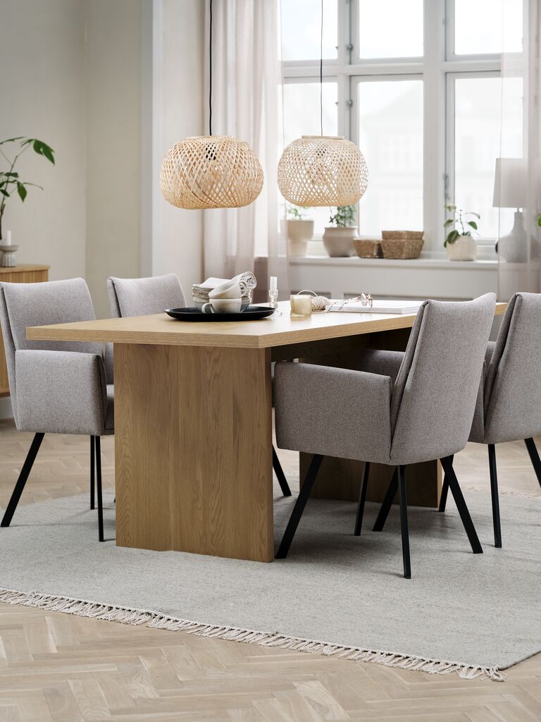 MUNKEBY L180 Tisch Eiche warm + 4 GJESING beige/schwarz